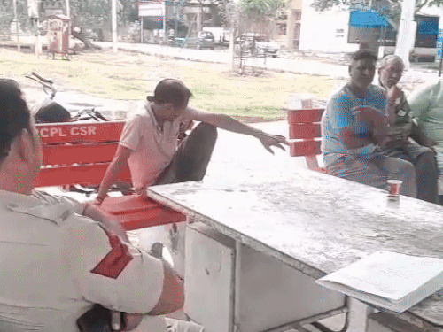 झज्जर नागरिक अस्पताल में पोस्टमॉर्टम के दौरान मौजूद परिजन।