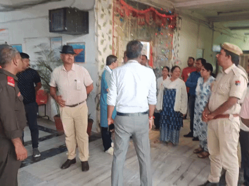 अस्पताल प्रशासन से घटना की जानकारी लेते एडीएम व मौजूद पुलिस।