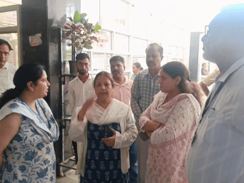 अस्पताल में मौजूद डॉक्टर्स व प्रशासन-पुलिस।