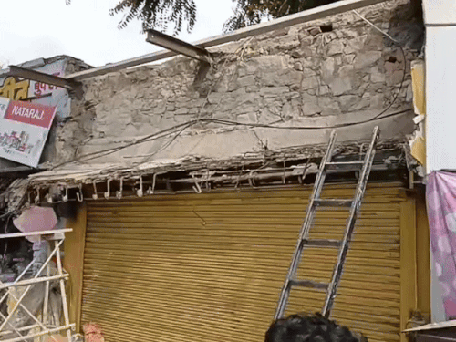 इस दुकान पर चल रहा था एंगल लगाने का काम, जिसकी वजह से हादसा हुआ।