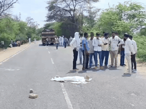 लोगों ने घटनास्थल पर बच्ची के शव को कपड़े से ढक दिया और पुलिस को सूचना दी।