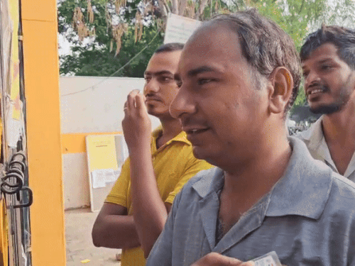 सम्राट पृथ्वीराज चौहान राजकीय महाविद्यालय अजमेर के सेंटर पर कुछ कैंडिडेट्स आठ बजे बाद पहुंचे तो उनको एन्ट्री नहीं दी गई।