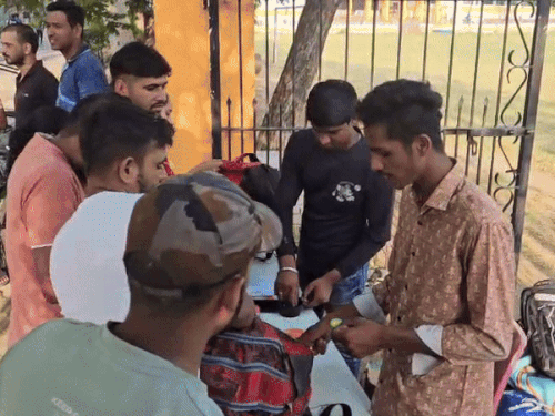 बैग व अन्य सामान सेंटर के बाहर ही रखवाए गए।