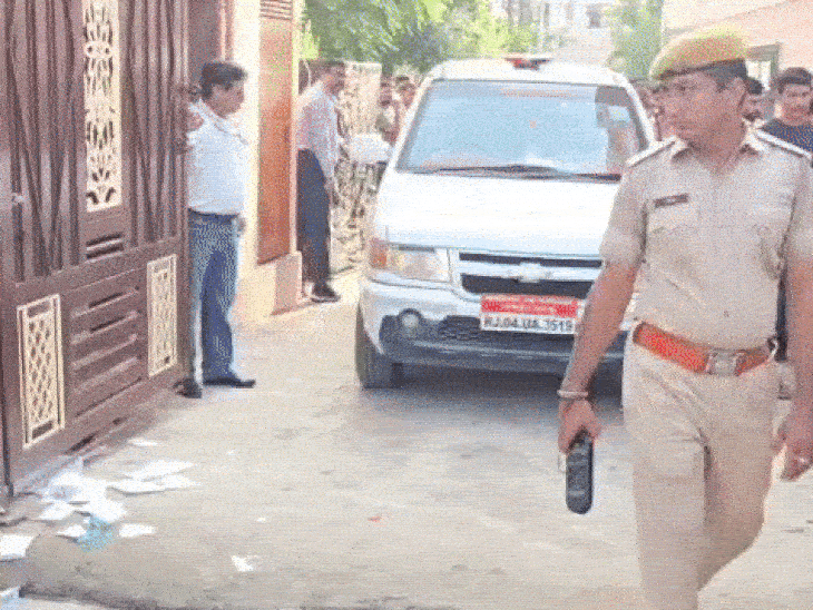 कड़े सुरक्षा इंतजामों के बीच परीक्षा सेंटर पर पेपर पहुंचाएंगे।