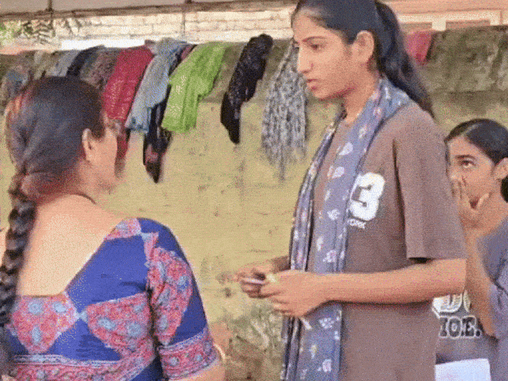 परीक्षा सेंटर पर जींस पहनकर आई स्टूडेंट को रोका, एफिडेविड देकर एंट्री दी।