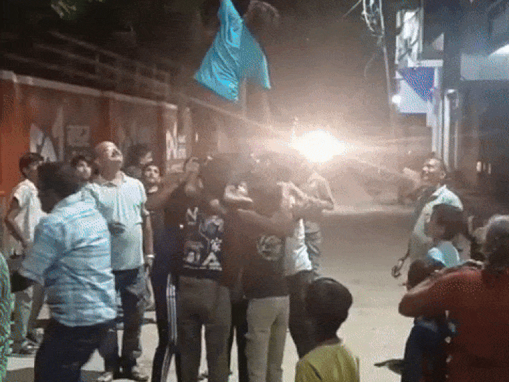 विकास नगर में छोटे बच्चों ने मटकियां फोड़ी।