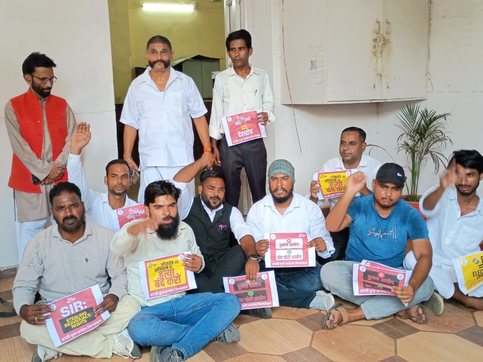 मतदाता सूची सार्वजनिक करने की मांग, जिला निर्वाचन अधिकारी को ज्ञापन सौंपा|बरेली,Bareilly - Dainik Bhaskar