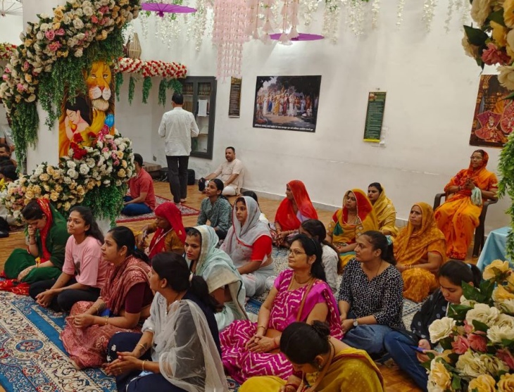 पाली के बापूनगर विस्तार में स्थित इस्कॉन मंदिर में इस्कॉन के संस्थापक स्वामी प्रभुपाद का जन्मोत्सव पर आयोजित कार्यक्रम में मौजूद भक्त।