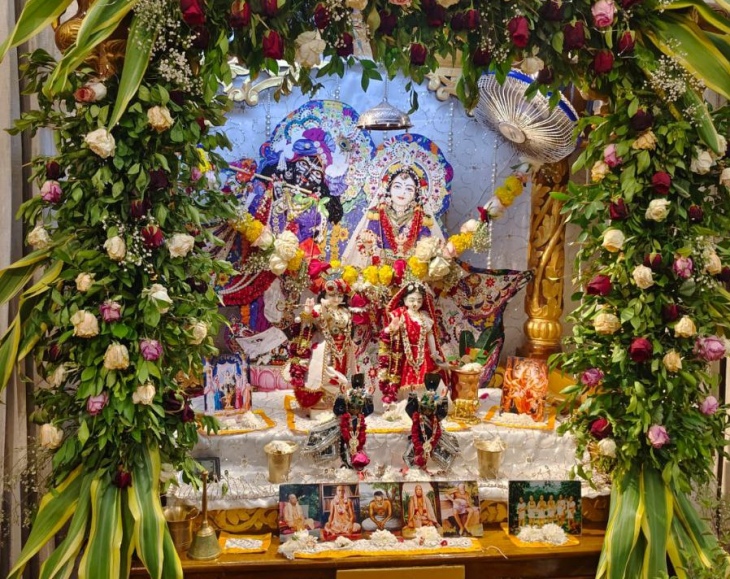 इस्कॉन मंदिर में सजाई गई राधा कृष्ण की प्रतिमा।