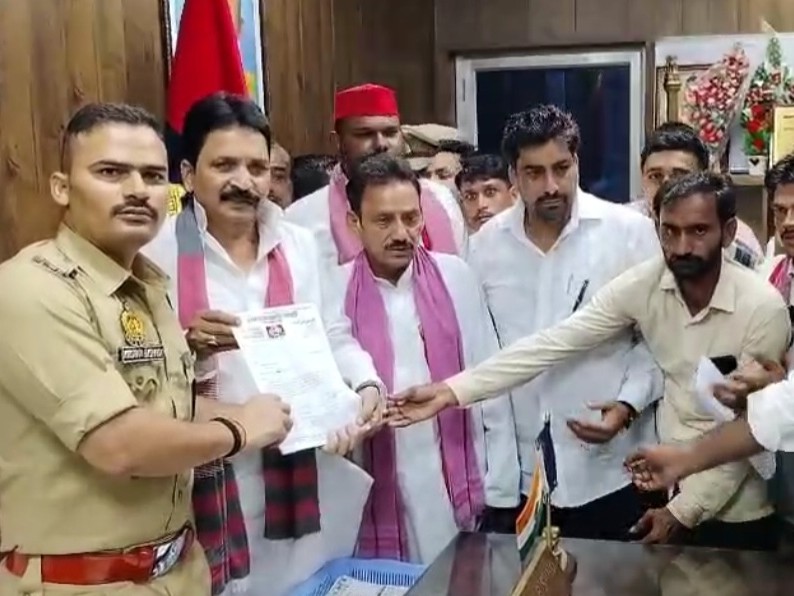 संभल में सपा कार्यकर्ताओं ने एसपी को सौंपा ज्ञापन, आरोपियों पर कार्रवाई की मांग|संभल,Sambhal - Dainik Bhaskar