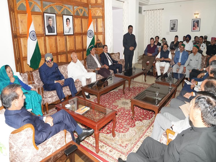 MLA of ruling party and party state president while discussing in Congress Legislature Party meeting