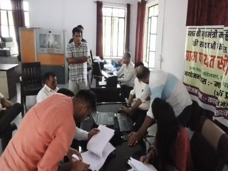 पटवारी को ट्रैप करने के बाद कार्रवाई करती हुई एसीबी की टीम।
