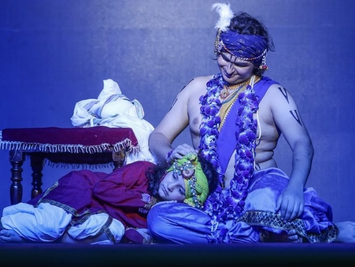 श्रीमद् भागवत कथा से पहले मंच पर श्री कृष्ण रासलीला का भव्य मंचन हुआ।