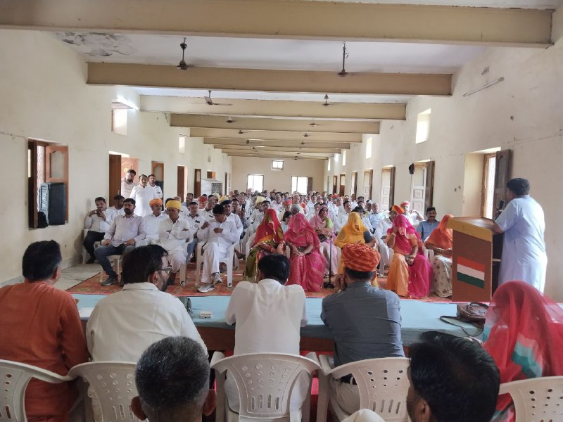 पाली जिले के नाडोल में आयोजित राजपुरोहित महासभा की प्रदेश स्तरीय बैठक को संबोधित करते वक्ता।