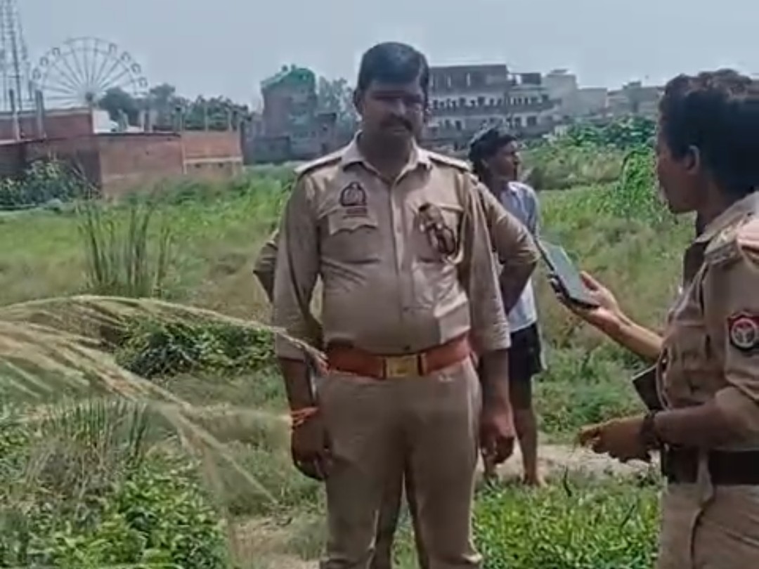 रेलवे लाइन के नीचे सीढ़ी से लटका मिला शव, बैग से हुई पहचान|अम्बेडकरनगर,Ambedkarnagar - Dainik Bhaskar