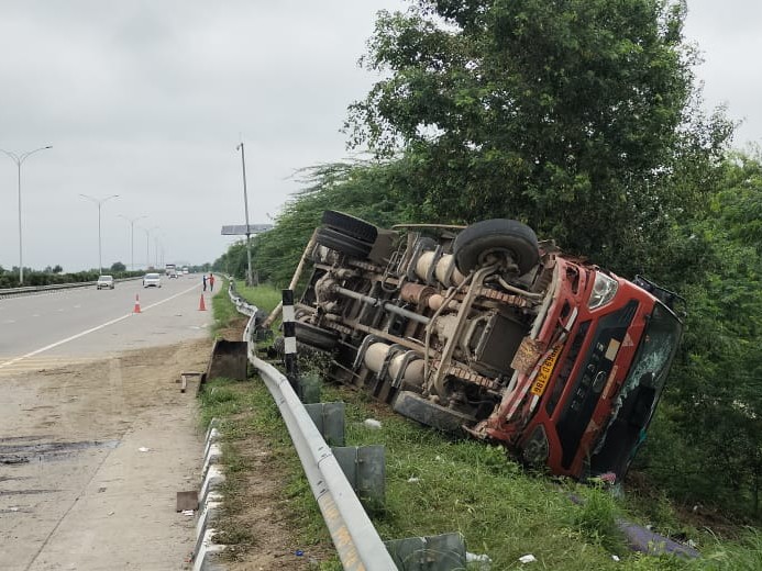बागपत में केंटर पलटने से परिचालक की मौत, चालक घायल|बागपत,Baghpat - Dainik Bhaskar