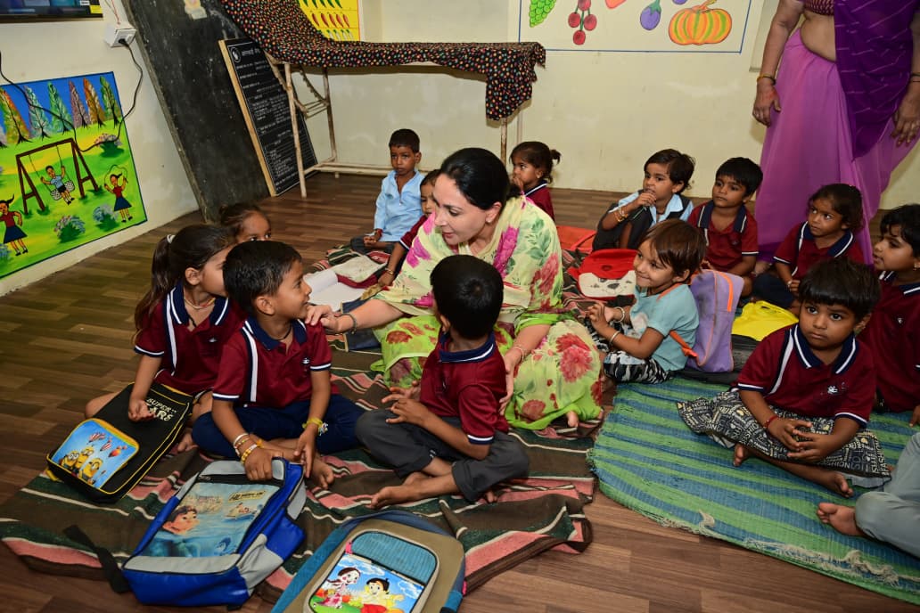 डिप्टी सीएम दीया कुमारी दो दिन से राजसमंद के दौरे पर हैं। सोमवार को वे एक आंगनबाड़ी केंद्र में बच्चों के बीच पहुंचीं।