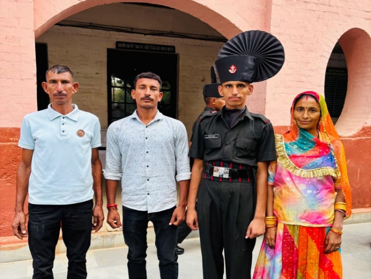 तस्वीर 5 जून 2025 की है। ट्रेनिंग से पासआउट होने के बाद पिता महेश सिंह, भाई कंवरपाल और मां विनोद कंवर के साथ भीम सिंह।