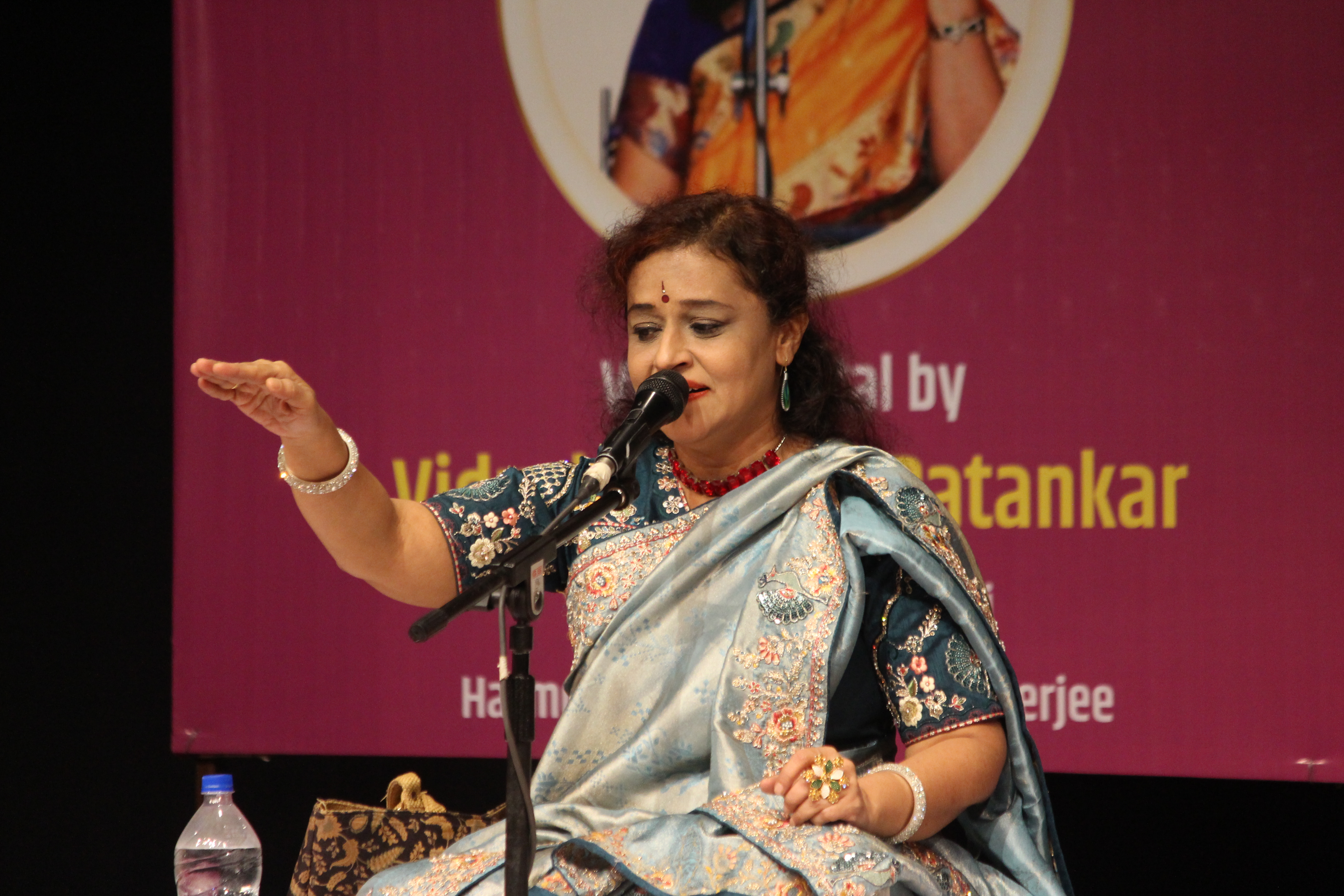 भारत रत्न लता मंगेशकर और भारत रत्न पं. भीमसेन जोशी द्वारा गाए गए भजन 'बाजे मुरलिया बाजे' की मनोरम प्रस्तुति दी।