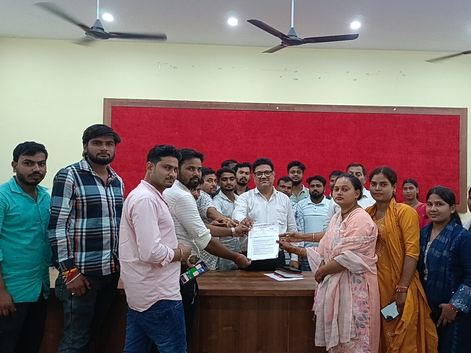 मोबाइल, मानदेय और सुरक्षा बीमा की मांग; कहा- कृषि विभाग का काम हमें क्यों दिया|एटा,Etah - Dainik Bhaskar