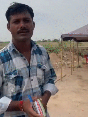 युवक हाथों में पार्किंग की पर्चियां लेकर गाड़ी रुकवाते हैं और वसूली करते हैं।