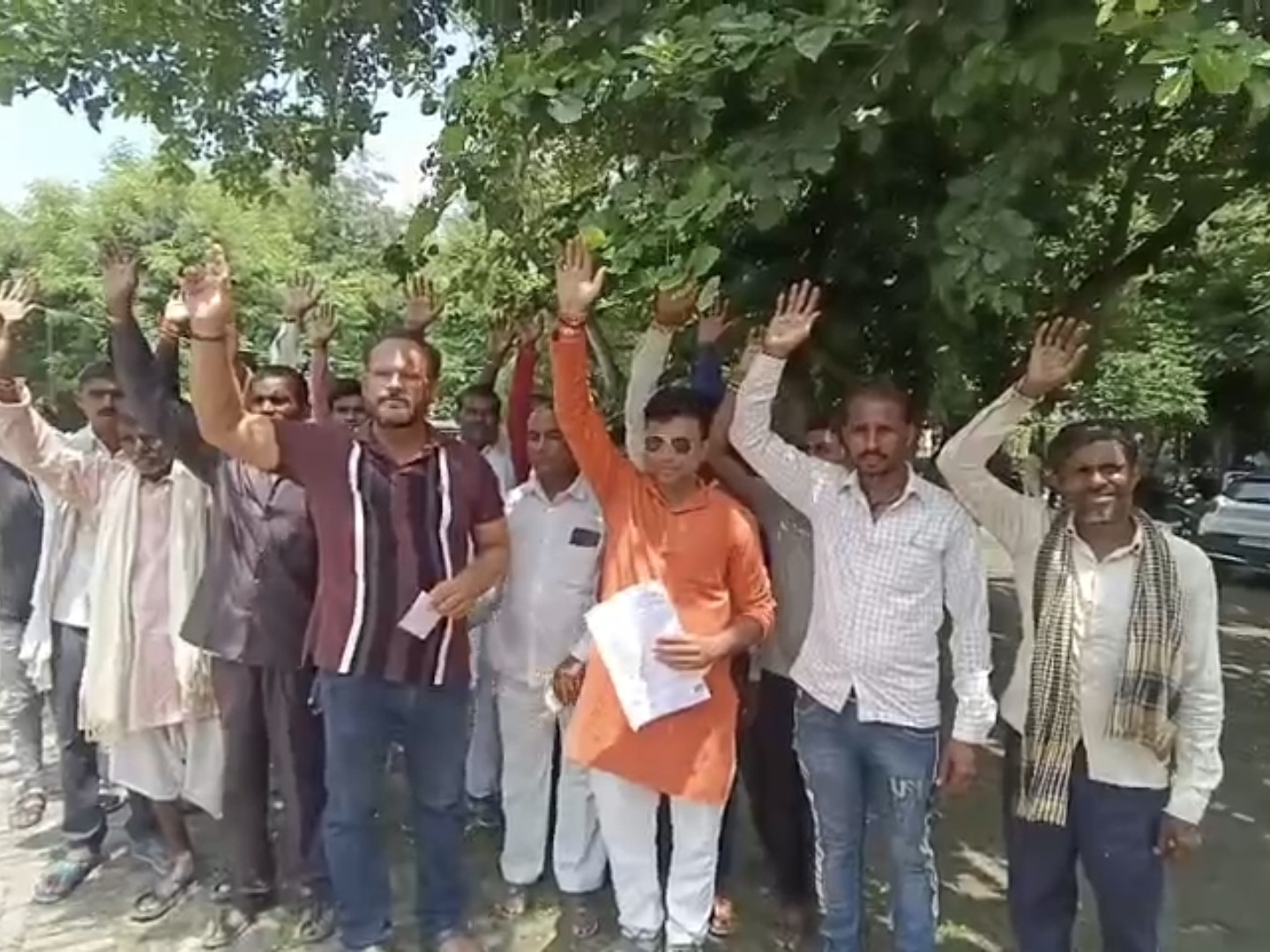 500 लोग कीचड़ भरी सड़क से परेशान, जिलाधिकारी को ज्ञापन सौंपा|हमीरपुर,Hamirpur - Dainik Bhaskar