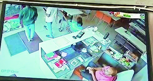 Heart attack live vedio: होटल में बैठने से पहले ही गिर पड़ा ड्राइवर, हार्ट अटैक से मौत का LIVE VIDEO... अंबिकापुर में बाइक सवार की भी गई थी जान
