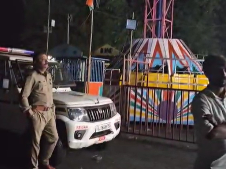 हादसे के बाद पुलिस ने मेले के सभी झूले बंद करवा दिए हैं।