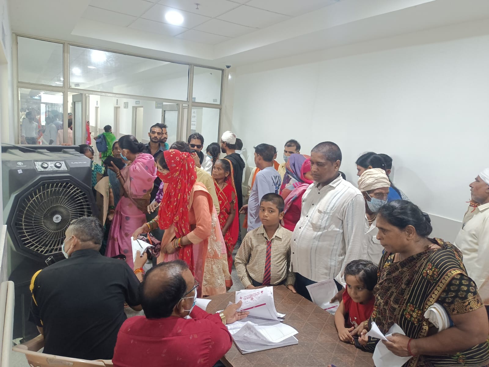 चार दिन की छुट्टी के बाद तीन हजार मरीज पहुंचे, वायरल बुखार के केस ज्यादा|औरैया,Auraiya - Dainik Bhaskar