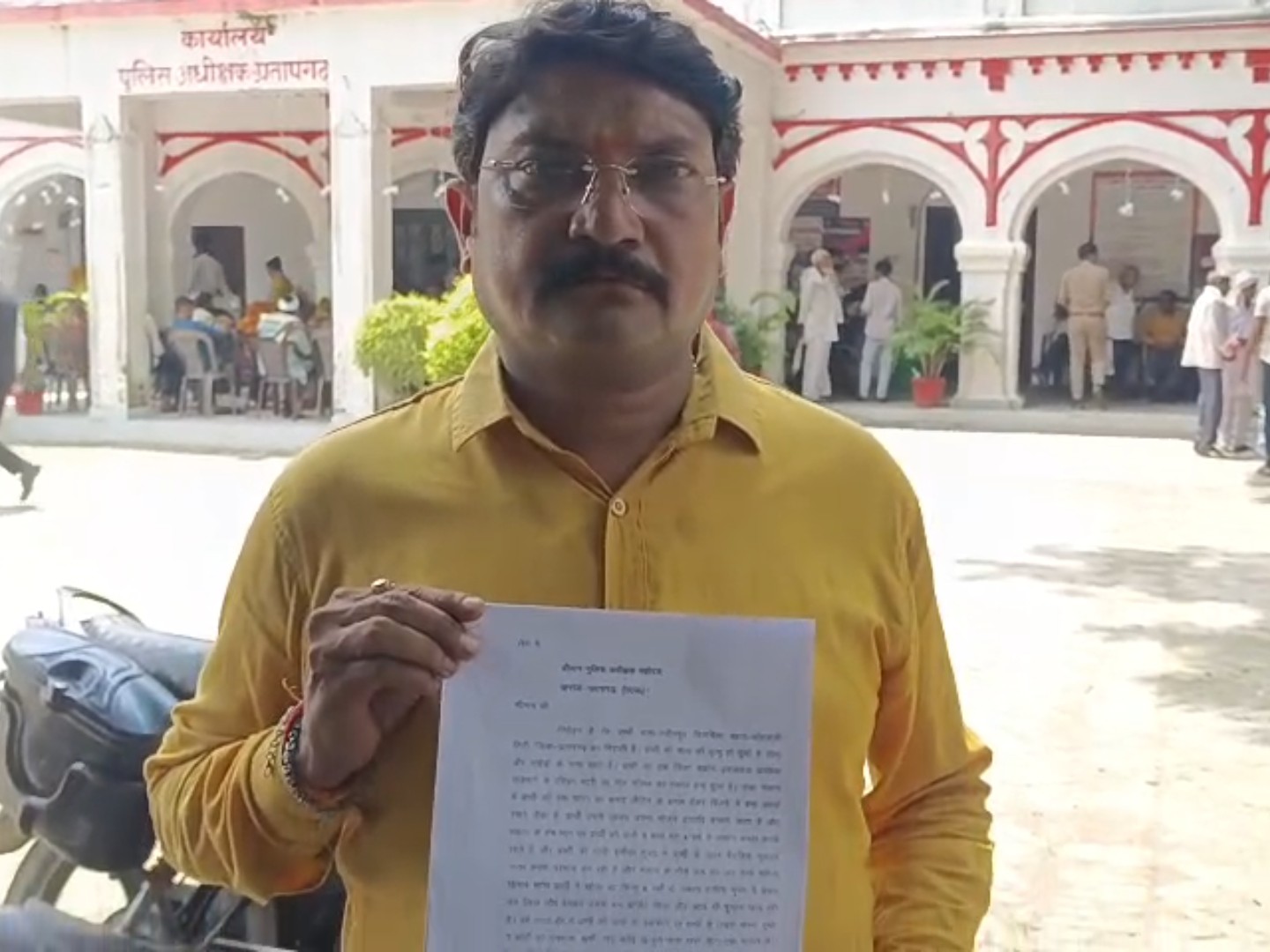 शौचालय के पास कमरे में रहने को मजबूर, दुकान पर कब्जा; बेटे पर पिटाई का आरोप|प्रतापगढ़,Pratapgarh - Dainik Bhaskar