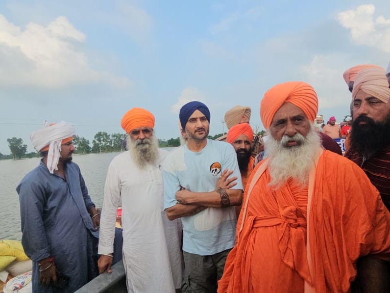 राज्यसभा सदस्य संत बलबीर सिंह सीचेवाल और पूर्व क्रिकेटर मौके पर पहुंचकर हालात का जायजा लेते हुए।