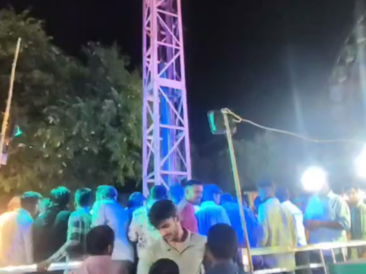 हादसे के दौरान राइड ऑपरेटर नीचे खड़ा था, जिससे वह गंभीर रूप से घायल हो गया।