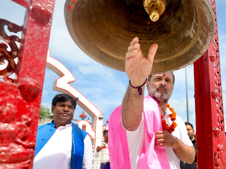 After worshiping, Rahul also rang the bell of the temple. Mukesh Sahni was also present with Rahul.