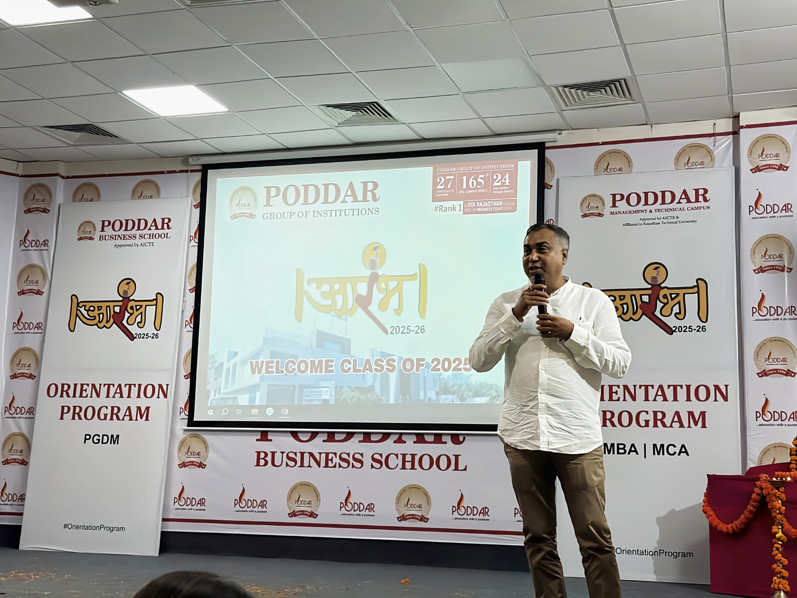स्थान के चेयरमैन डॉ. आनंद पॉद्दार ने सफल व्यक्तियों के उदाहरण देकर छात्रों का मार्गदर्शन किया।