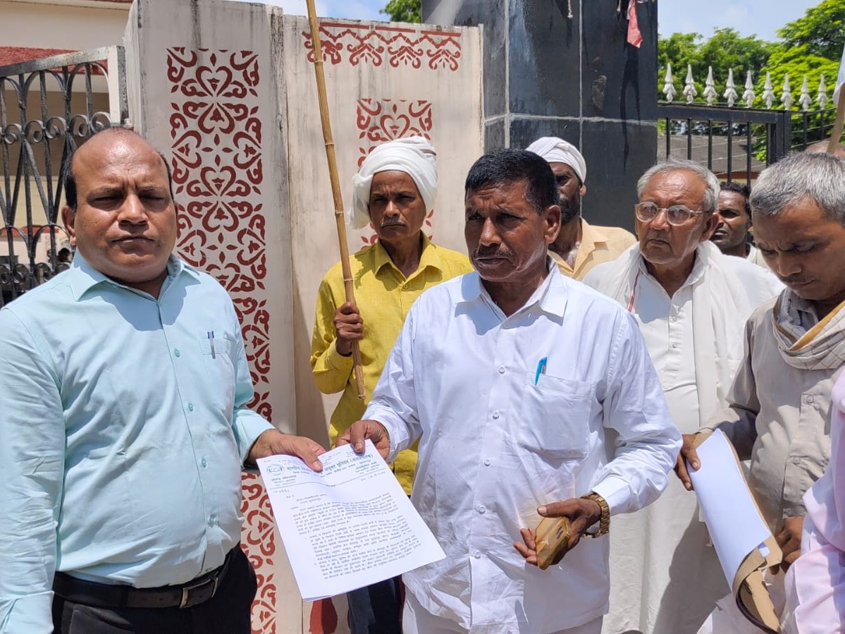 सुल्तानपुर में अतिवृष्टि से हुई फसल क्षति का मुआवजा और खाद-यूरिया की मांग|सुलतानपुर,Sultanpur - Dainik Bhaskar