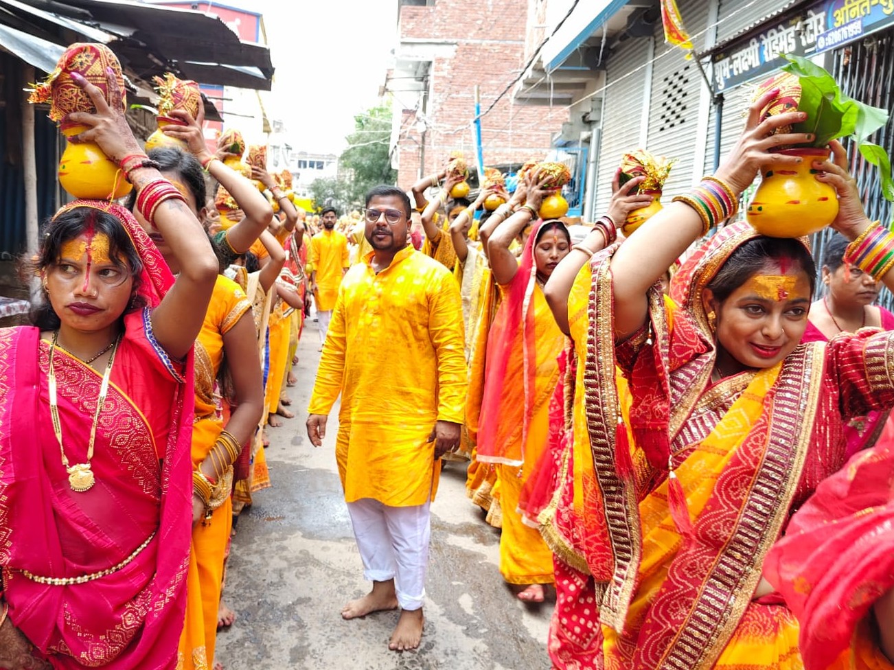 सिर पर कलश लेकर जल लेने गई महिलाएं।