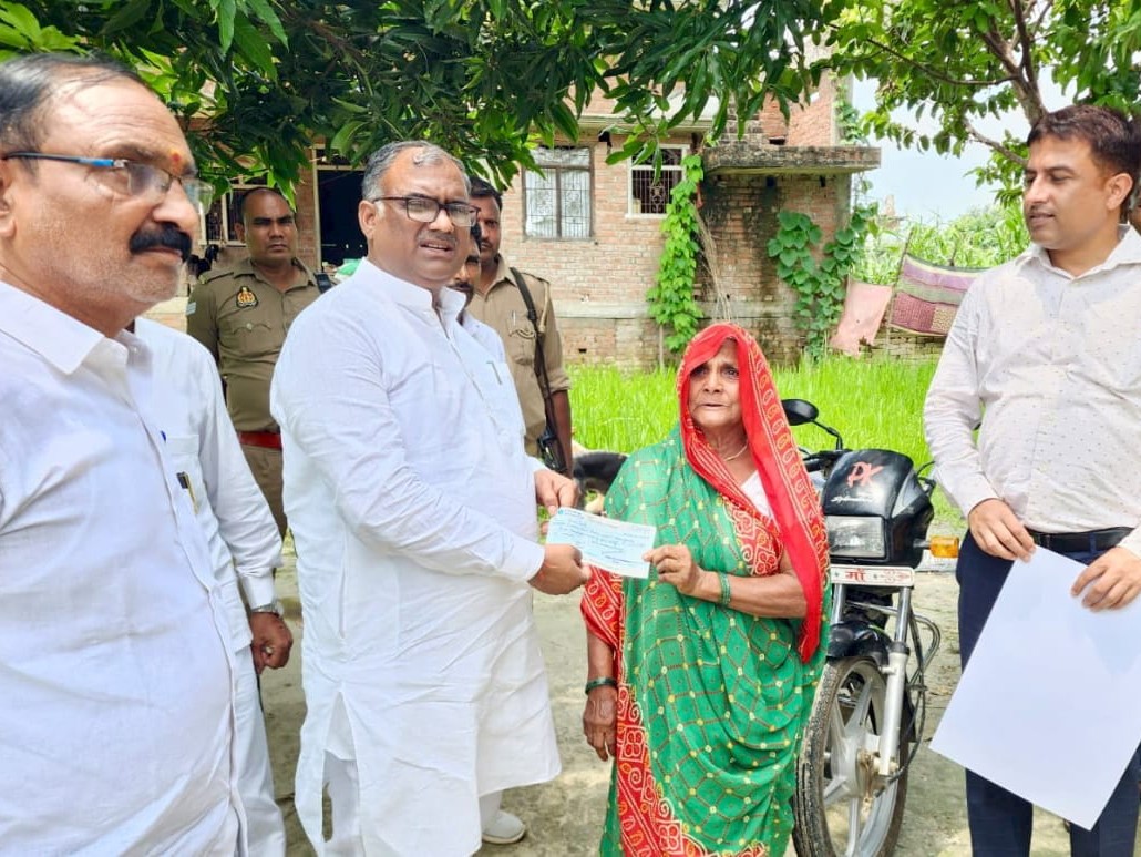 यूपी सरकार के मंत्री की मदद से परिवार को मिला 16.38 लाख का मुआवजा|जौनपुर,Jaunpur - Dainik Bhaskar