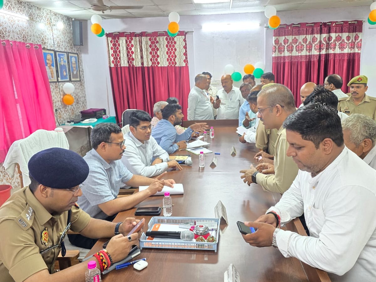 अधिकारियों ने सुनी फरियादियों की समस्याएं, खतौनी काउंटर पर अवैध वसूली का आरोप|लखनऊ,Lucknow - Dainik Bhaskar