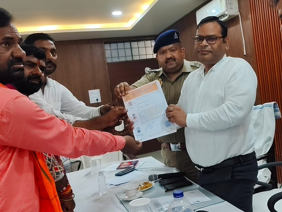 सवर्ण आर्मी ने पीड़ित परिवार से मुलाकात कर प्रशासन को सौंपा ज्ञापन, आरोपियों की गिरफ्तारी की मांग|अयोध्या,Ayodhya - Dainik Bhaskar