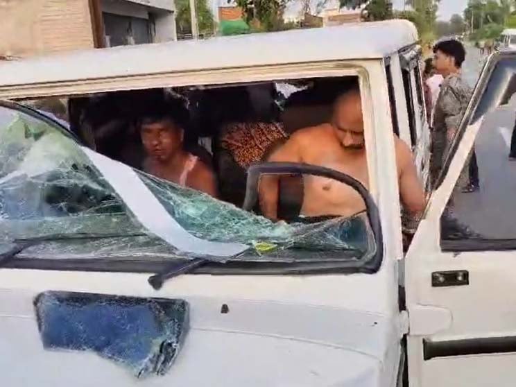 वाहन में तोड़फोड़ कर ड्राइवर और एसआई के कपड़े फाड़ दिए।
