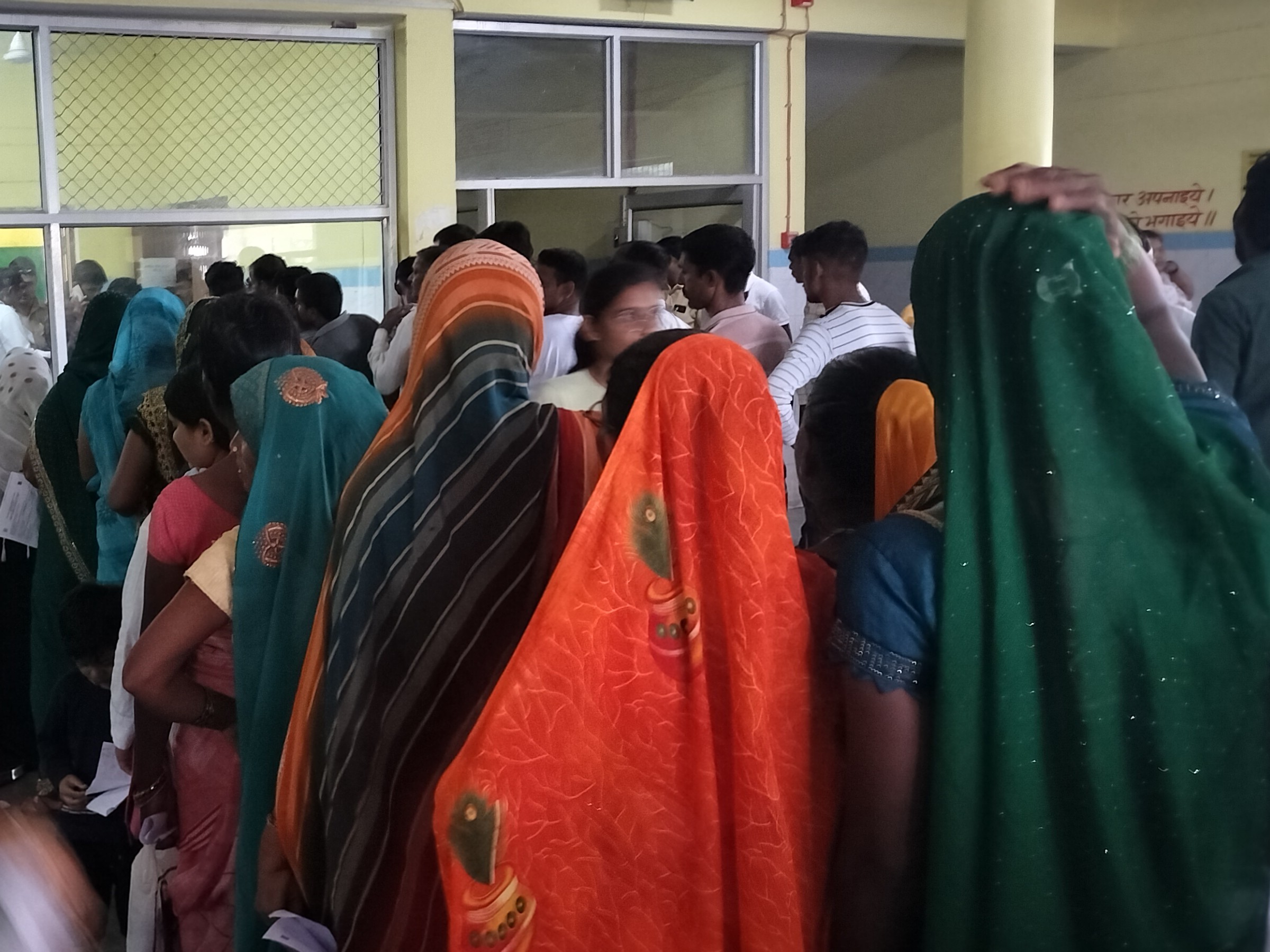 मौसम बदलने से वायरल फीवर, सांस रोगी समेत अन्य बीमारियों से पीड़ित मरीज|अयोध्या,Ayodhya - Dainik Bhaskar
