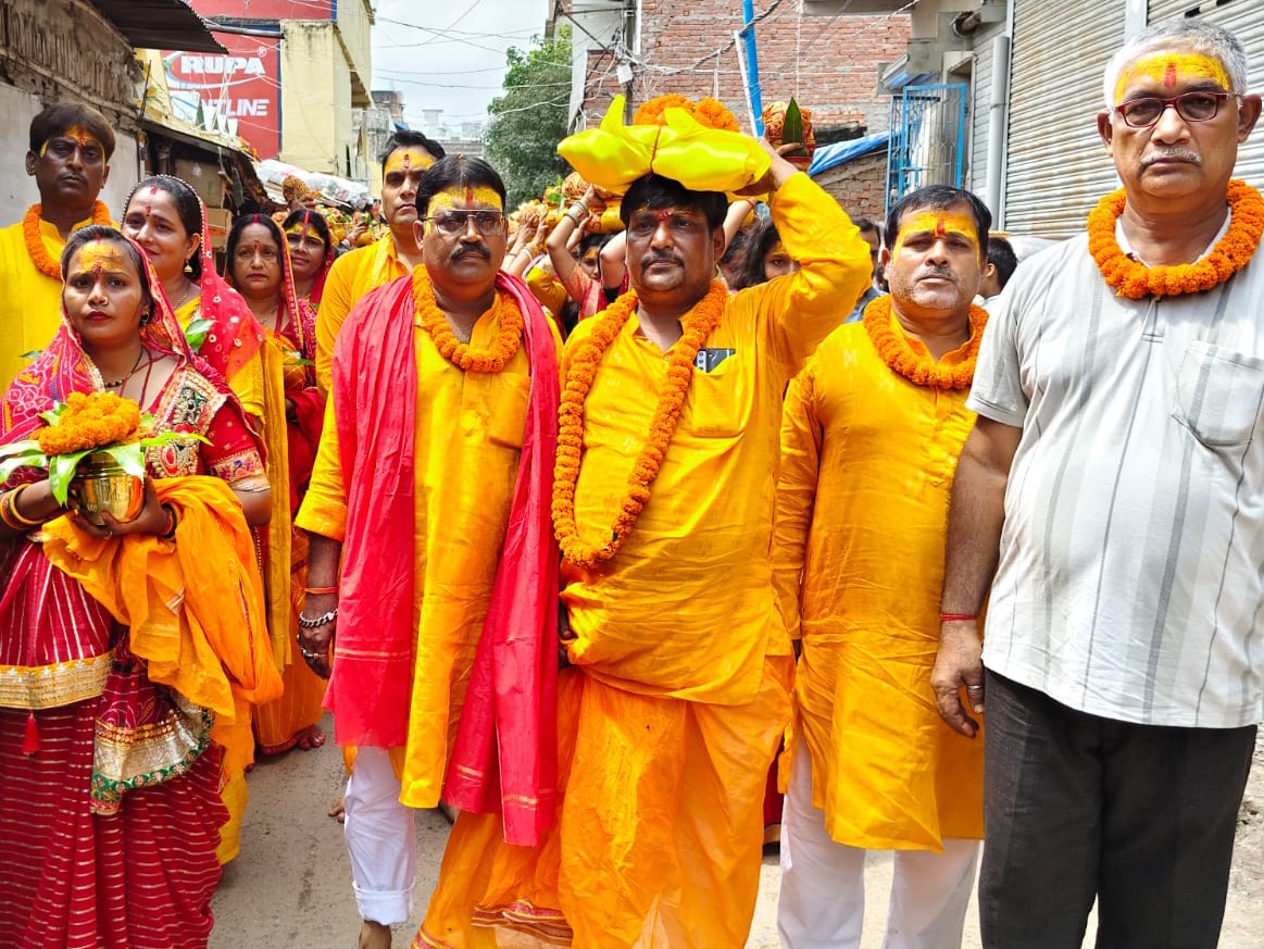पीले कपड़े पहनकर कलश यात्रा में शामिल हुए लोग।