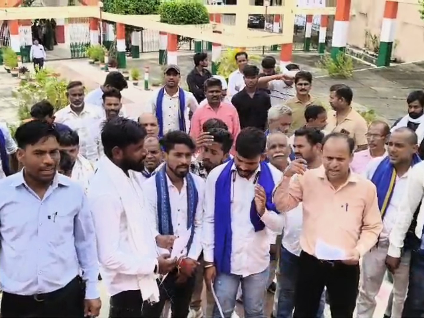भाकियू भानु अध्यक्ष के खिलाफ गुस्सा, दलित दरोगा को जातिसूचक शब्द कहने का मामला|फिरोजाबाद,Firozabad - Dainik Bhaskar