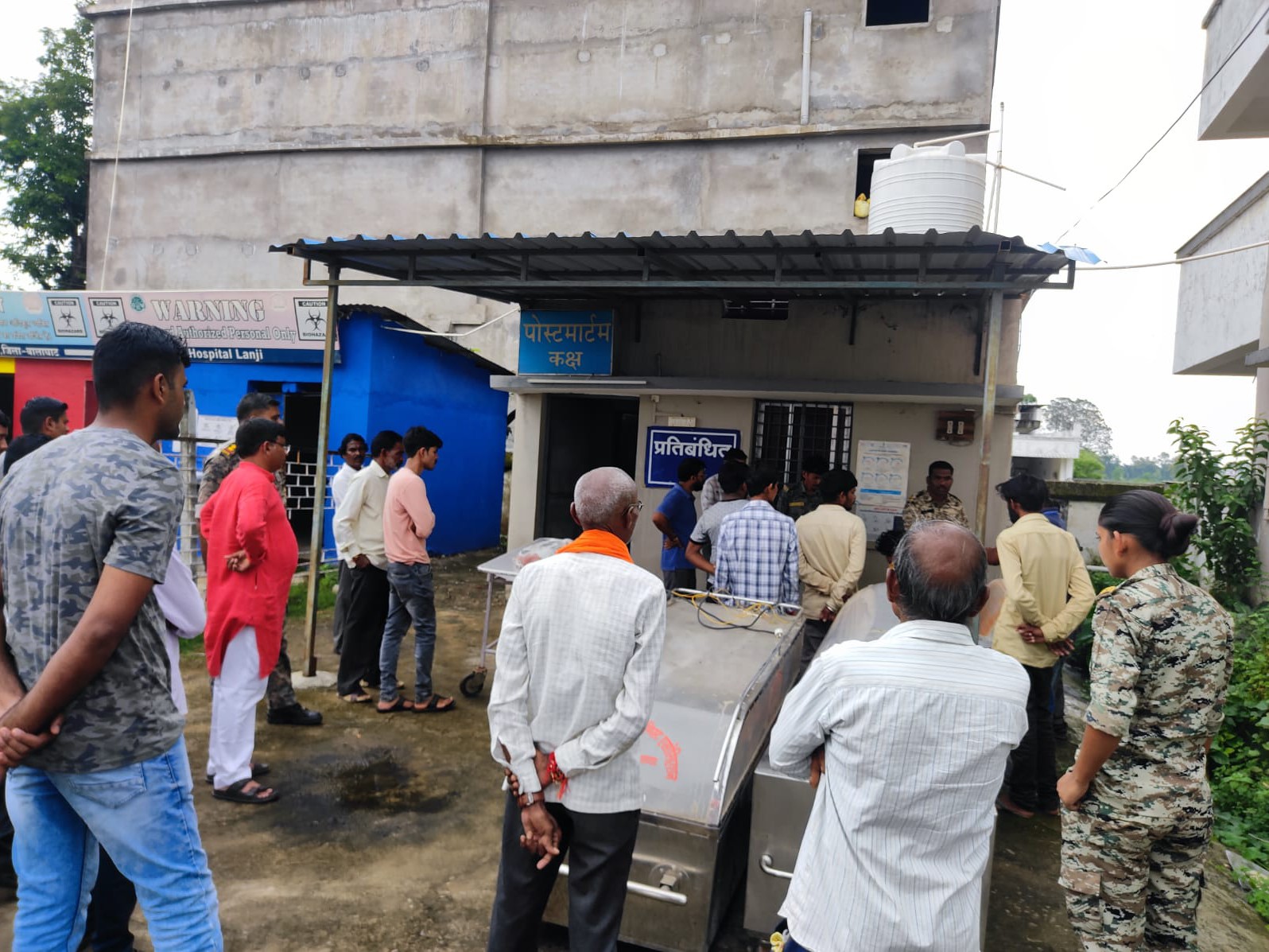 सोमवार सुबह पोस्टमॉर्टम रूम के बाहर परिजनों और ग्रामीणों की भीड़ लग गई।