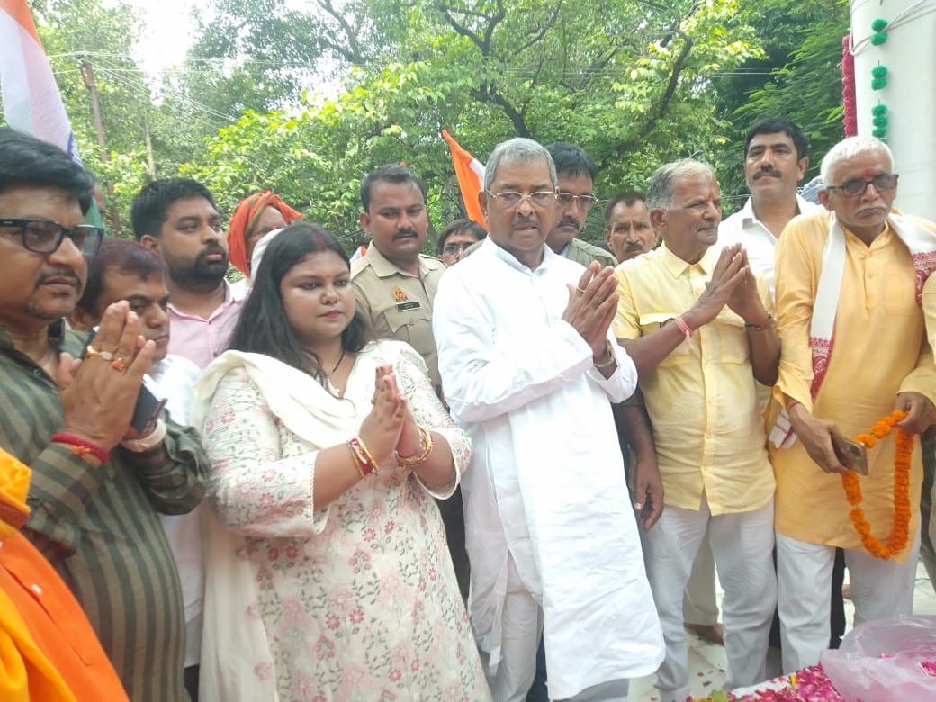 बैरिया थाने पर तिरंगा फहराने में 18 लोगों ने दी थी जान, स्मारक पर उमड़ा जनसैलाब|बलिया,Ballia - Dainik Bhaskar