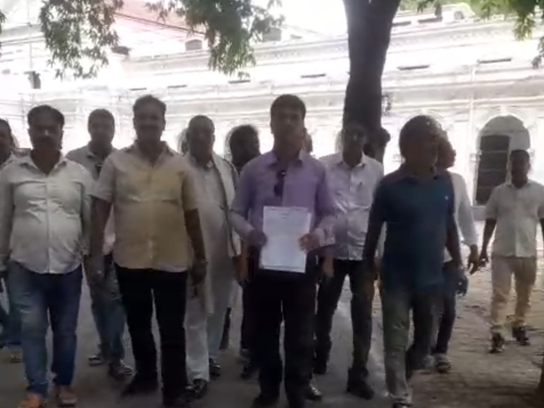 कॉलोनीवासियों ने डीएम को सौंपा ज्ञापन, जलभराव की समस्या से जूझ रहे लोग|बलिया,Ballia - Dainik Bhaskar