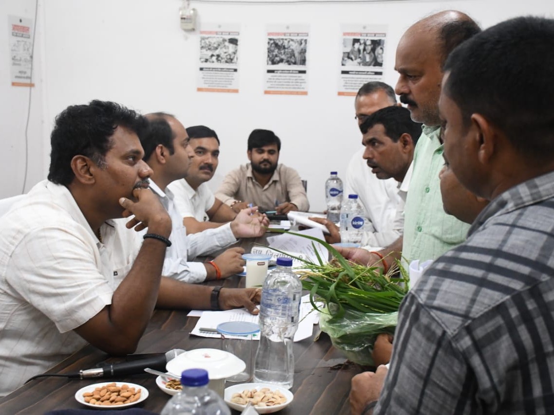 37 शिकायतों में से 5 का मौके पर समाधान, 3 दिन में सभी मामले निपटाने के आदेश|सिद्धार्थनगर,Siddharthnagar - Dainik Bhaskar