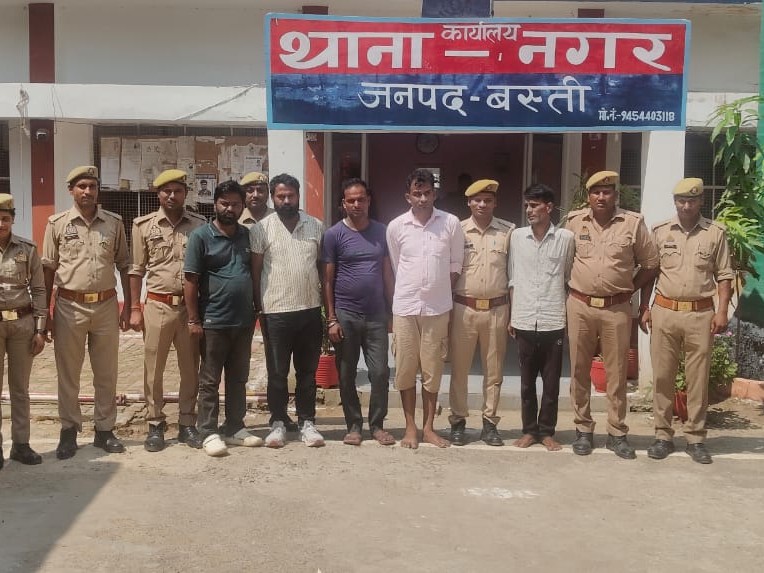 पुलिस की गिरफ्त में आरोपी। - Dainik Bhaskar