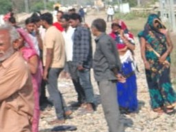 पत्नी के मायके जाने के बाद व्यक्ति ने फांसी लगाई, पुलिस ने शव पोस्टमार्टम के लिए भेजा|आजमगढ़,Azamgarh - Dainik Bhaskar