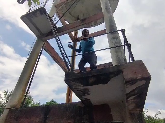 जमीनी विवाद में हाईवोल्टेज ड्रामा, अधिकारियों के समझाने पर एक घंटे बाद उतरा|गोंडा,Gonda - Dainik Bhaskar